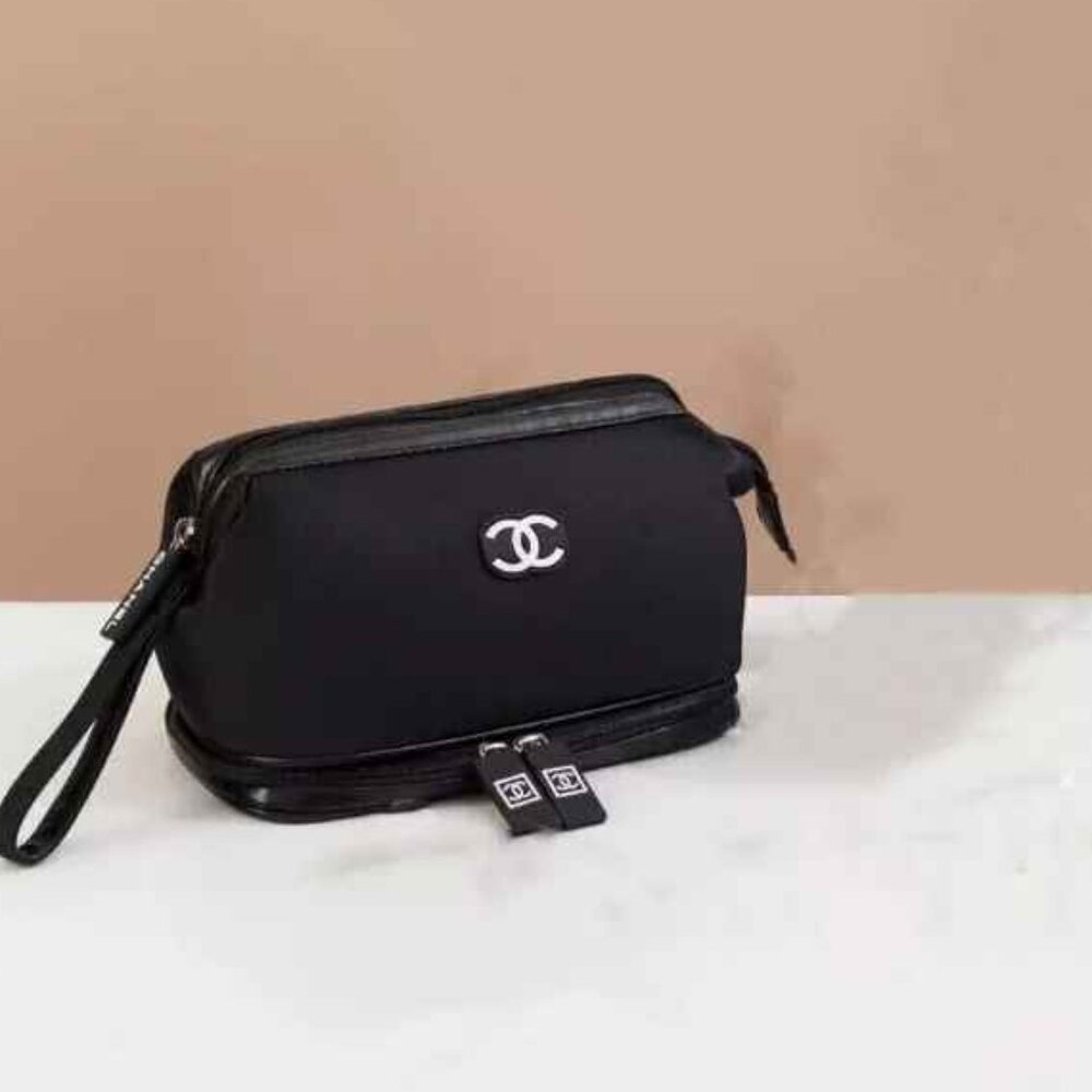 LOW-START CHANEL WRISLET /CLUTCH WITH  DUST BAG. NEW !